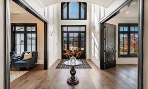 What attracts foreign buyers of luxury real estate in Poland and what standard do they expect? Signature Estates Guide